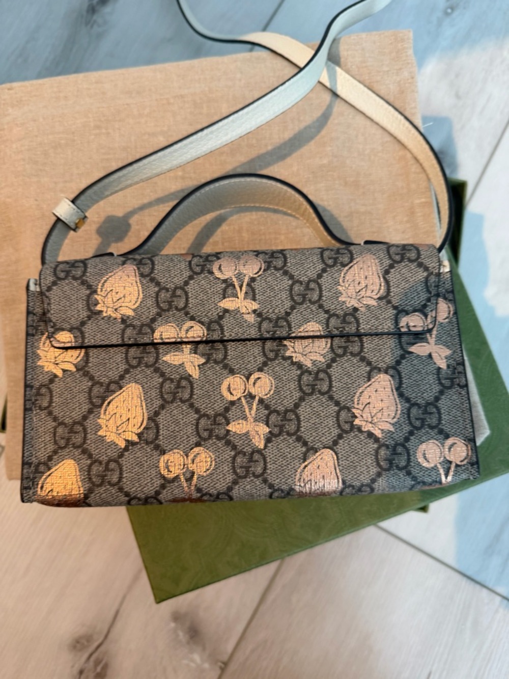 Gucci Beige GG Supreme Strawberry Print Leather Shoulder Bag - Picture 2 of 6